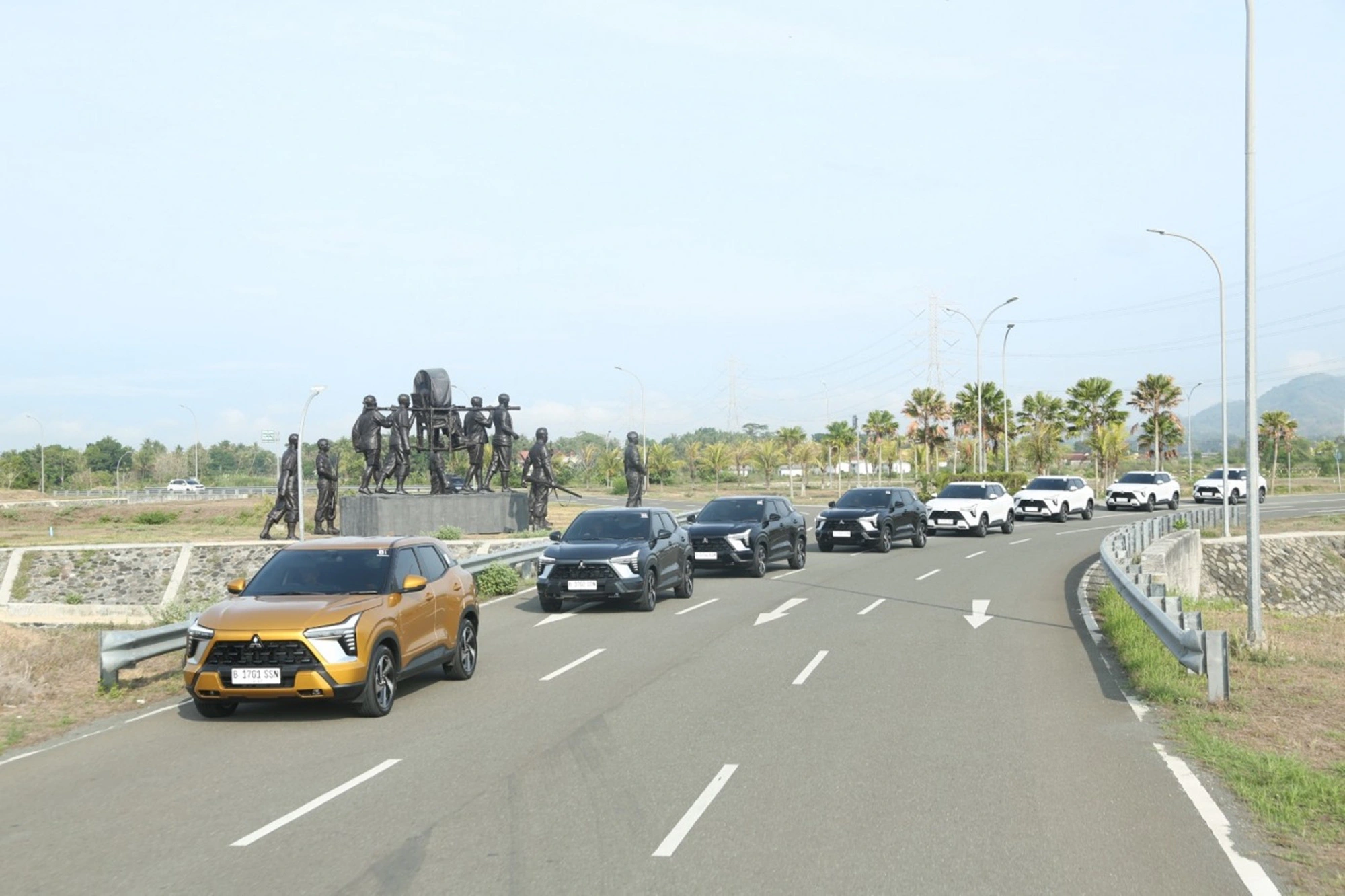 JPNN: Khả năng tăng tốc của động cơ 1.5L kết hợp với hộp số tự động CVT là đủ để di chuyển trong đô thị cũng như đáp ứng nhu cầu lái xe qua nhiều cung đường khác nhau. Hệ thống treo và bán kính quay đầu đủ dùng. Vô lăng có cảm giác hơi nặng hơn so với các xe khác cùng phân khúc. Ảnh: Mitsubishi